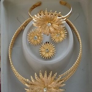 Elegant Gold Floral Necklace Set